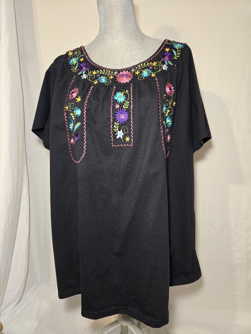 ROAMAN'S US Plus Womens Size 2X Black Top w Brightly Colored Embroidered Flowers